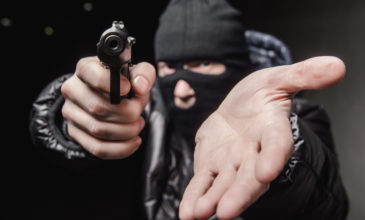 Ληστεία σε ΑΤΜ: Ανάγκασε ηλικιωμένο με την απειλή όπλου να βγάλει χρήματα από την τράπεζα